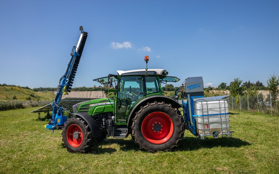 SunBrush® Compact montado en un tractor, con el brazo del cepillo plegado en posición de transporte