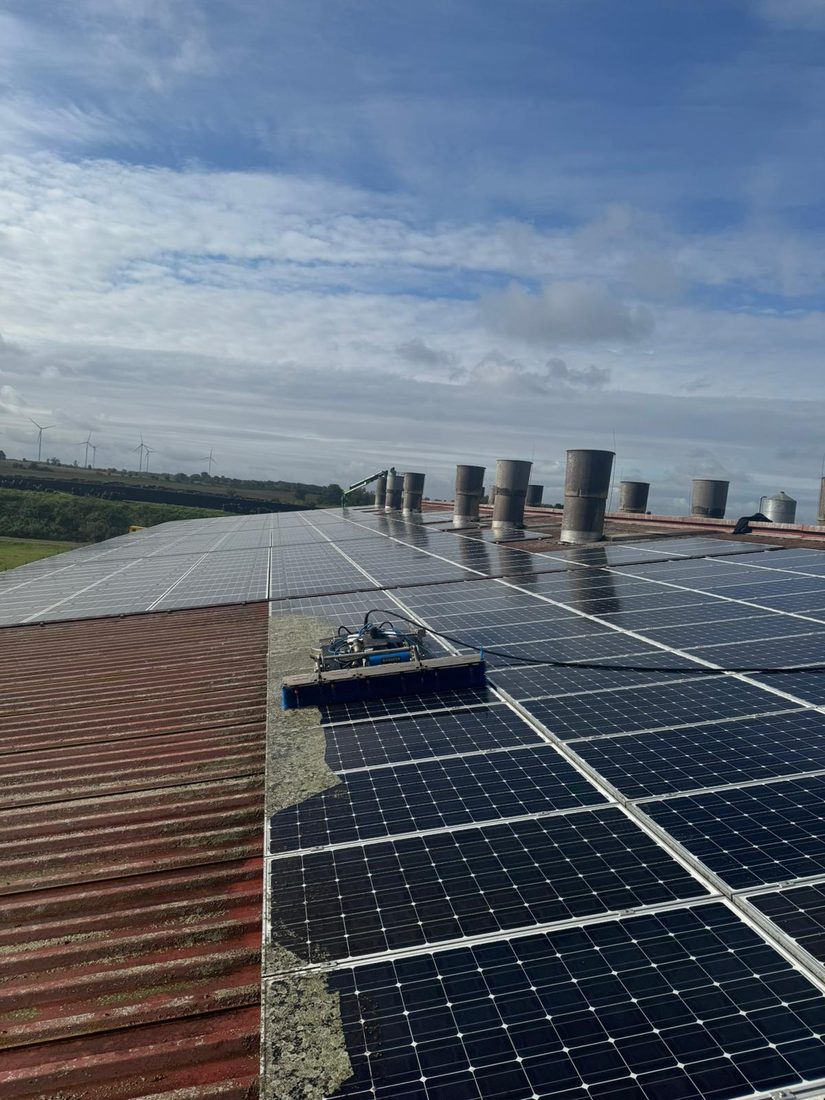 Robot sunbotics sobre una gran instalación fotovoltaica en techo